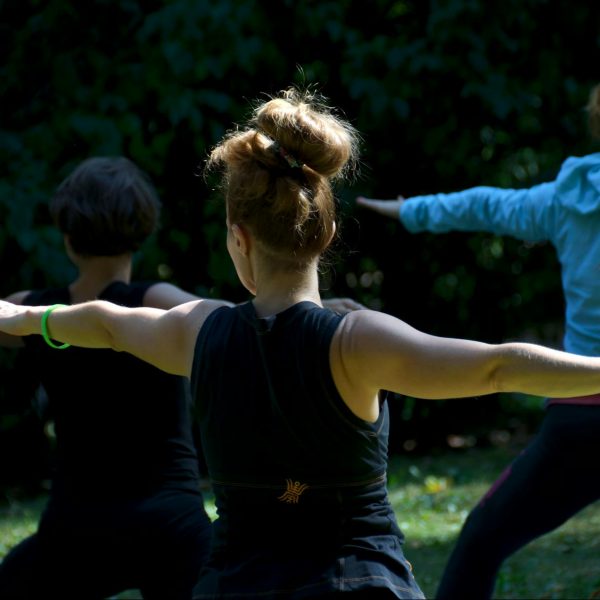 Femmes activités nature plein air yoga bien-être entrepreneuses