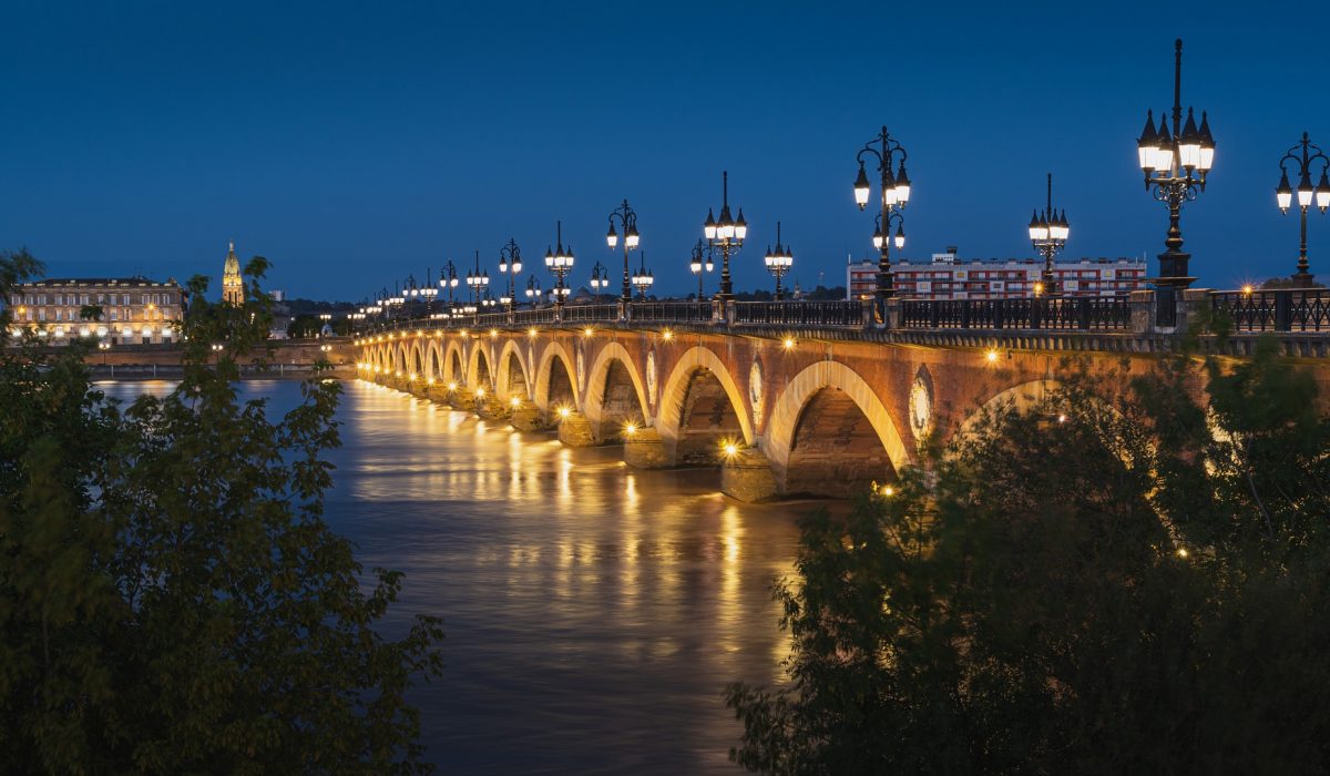Bordeaux pont nuit fleuve croisière entre femmes copines