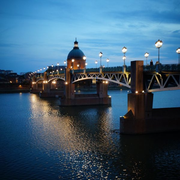Toulouse nuit fleuve pont capitole Garonne soirée entre amies femmes