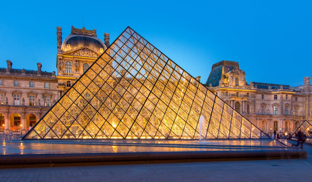 musée du Louvre pyramide Paris visite entre amies