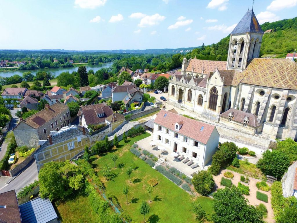 Vue aérienne du Presbytère, du village de Vétheuil et de la Seine, photographiée à la belle saison
