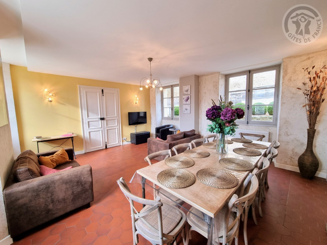 Salle à manger du Presbytère avec grande table et bouquet de fleurs