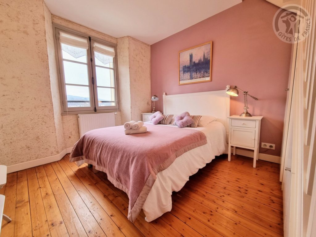 Chambre rose du Presbytère avec lit double