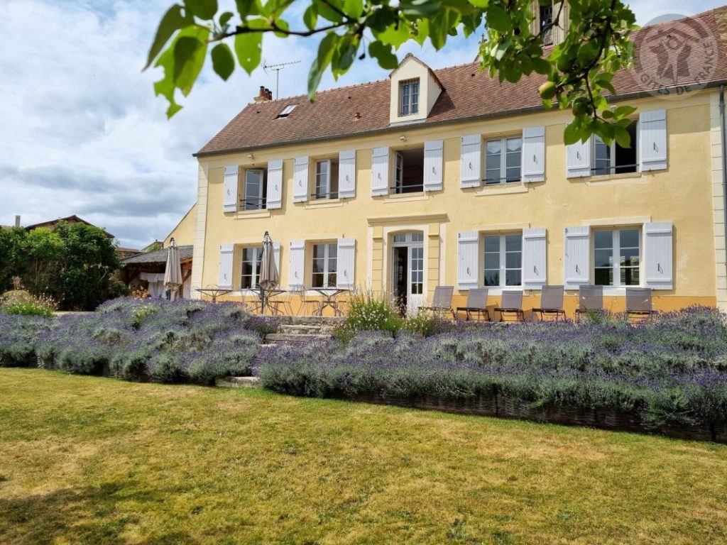 Façade du Presbytère depuis le jardin, photographiée à la belle saison