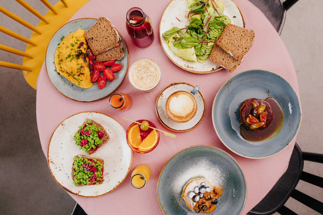 Table de brunch généreuse avec œufs, pancakes et plats à partager pendant un week-end entre mamans