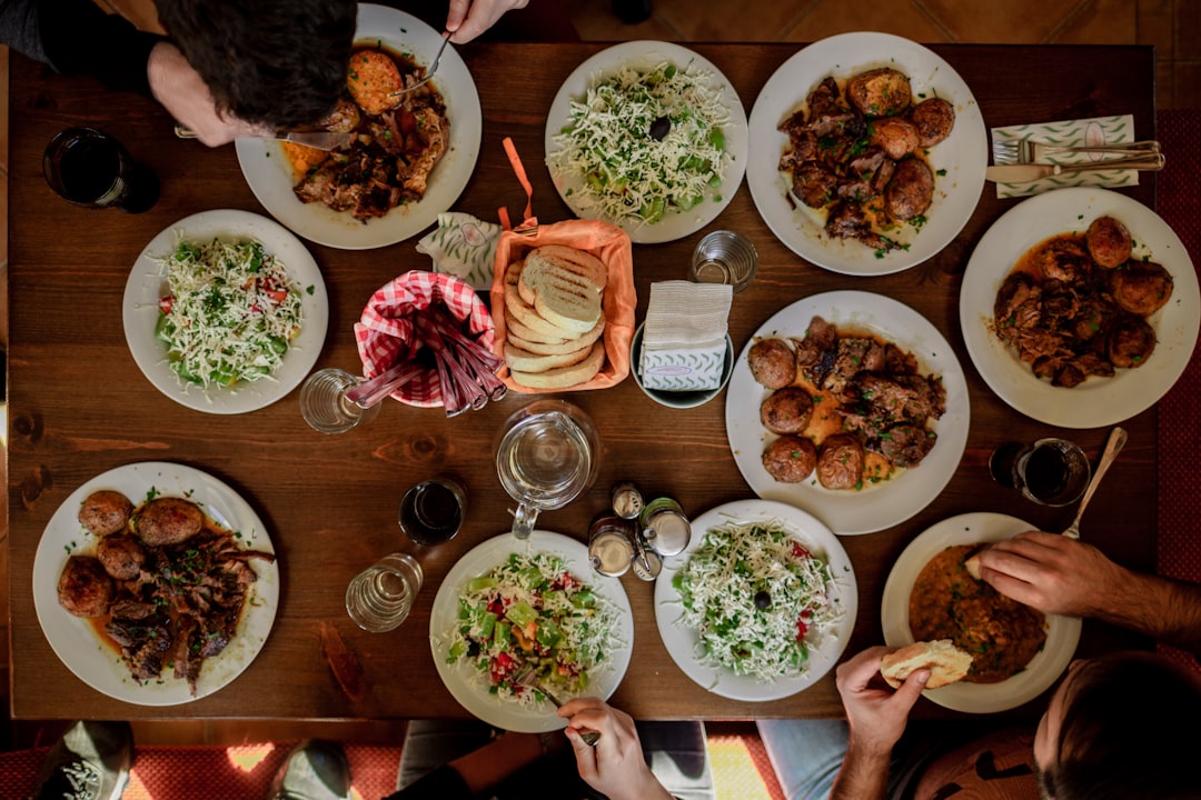 Grande table conviviale avec plusieurs plats à partager pour le dîner du week-end entre mamans