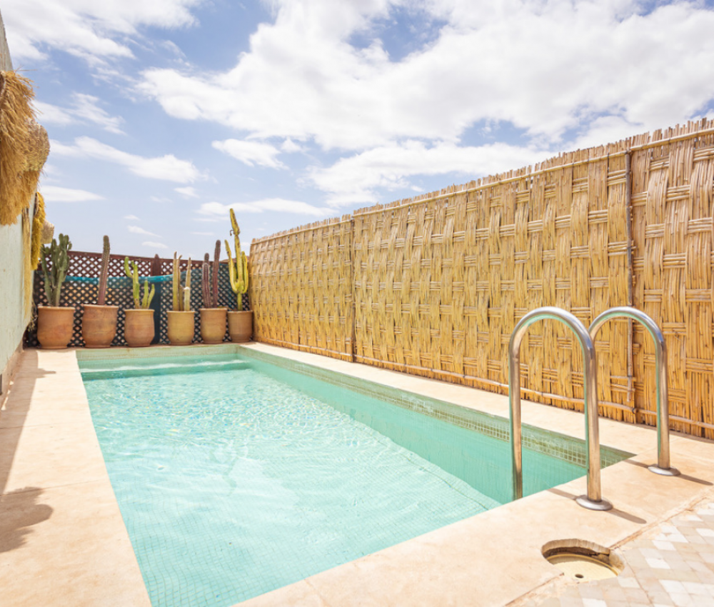 Piscine séjour entre filles