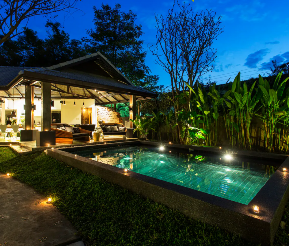 piscine villa de luxe chiang mai entre filles