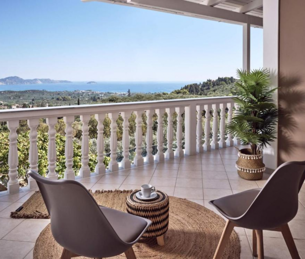 vue balcon séjour entre filles